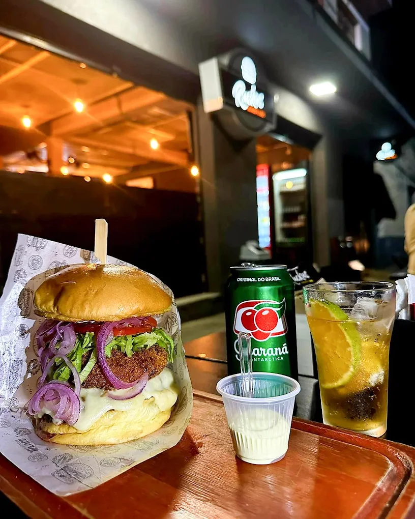 Hambúrguer da Ruckus Burger & BBQ na fachada da loja em Alfenas